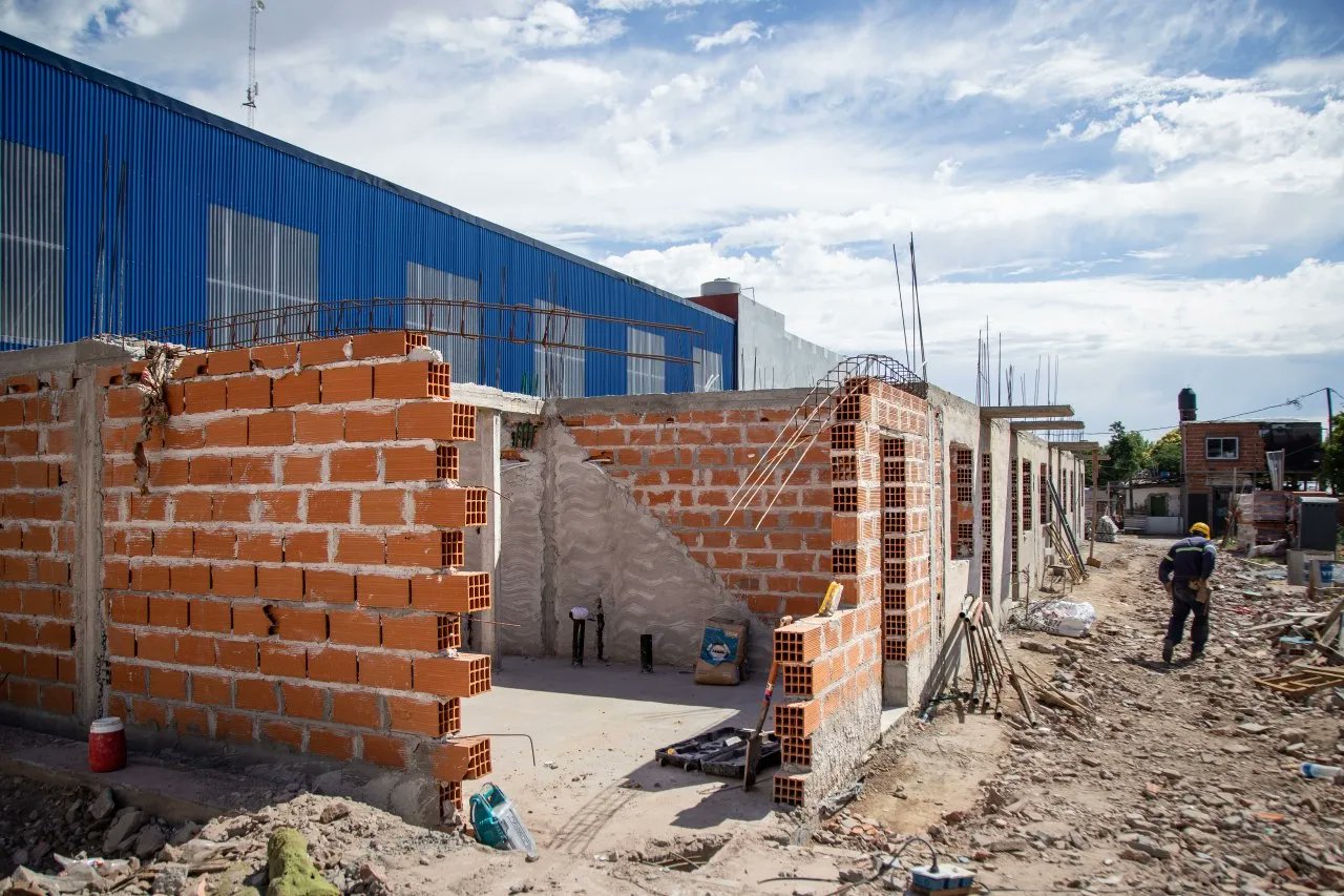 CONTINÚAN LAS OBRAS DE 11 NUEVAS VIVIENDAS EN BARRIO AZUL