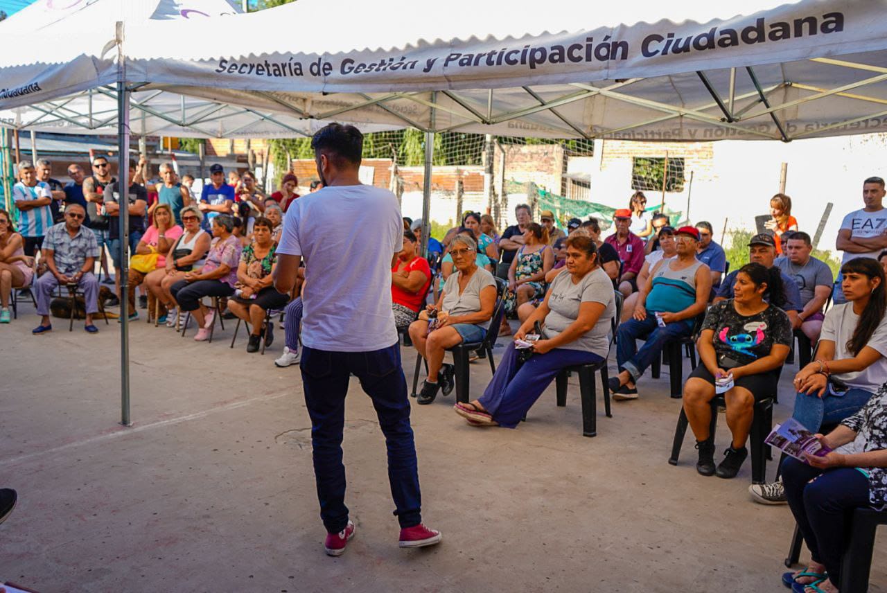 FUNCIONARIOS MUNICIPALES DIALOGARON CON VECINOS DEL BARRIO SANTA LUCÍA