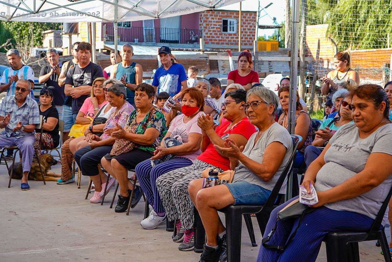 FUNCIONARIOS MUNICIPALES DIALOGARON CON VECINOS DEL BARRIO SANTA LUCÍA