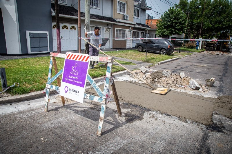 CONTINÚAN LAS OBRAS DE BACHEO EN CARPETA ASFÁLTICA Y HORMIGÓN