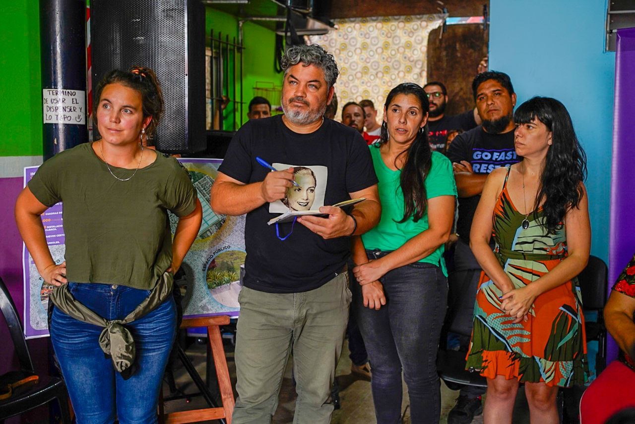 FUNCIONARIOS MUNICIPALES SE REUNIERON CON VECINOS DEL BARRIO LA RESISTENCIA