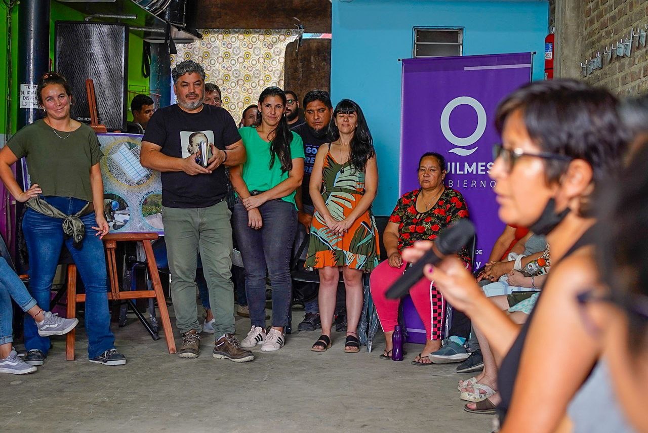 FUNCIONARIOS MUNICIPALES SE REUNIERON CON VECINOS DEL BARRIO LA RESISTENCIA