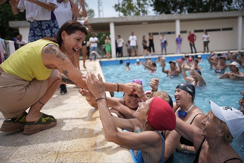 MAYRA VISITÓ LA COLONIA MUNICIPAL DE VERANO PARA PERSONAS MAYORES 
