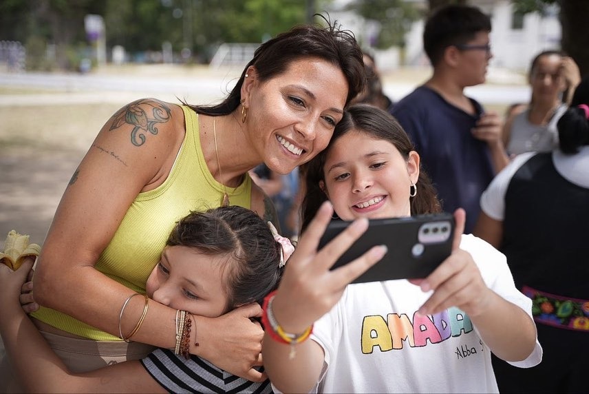 MAYRA VISITÓ LA COLONIA MUNICIPAL DE VERANO PARA PERSONAS MAYORES 