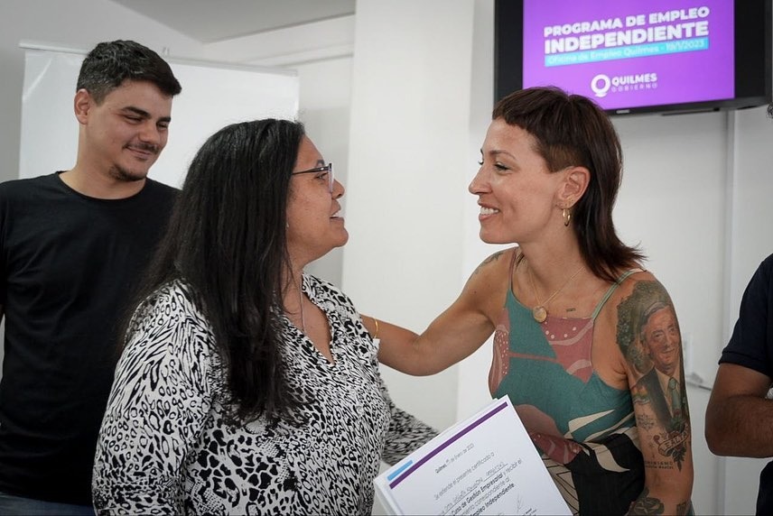 MAYRA ENTREGÓ SUBSIDIOS A 20 EMPRENDEDORES LOCALES