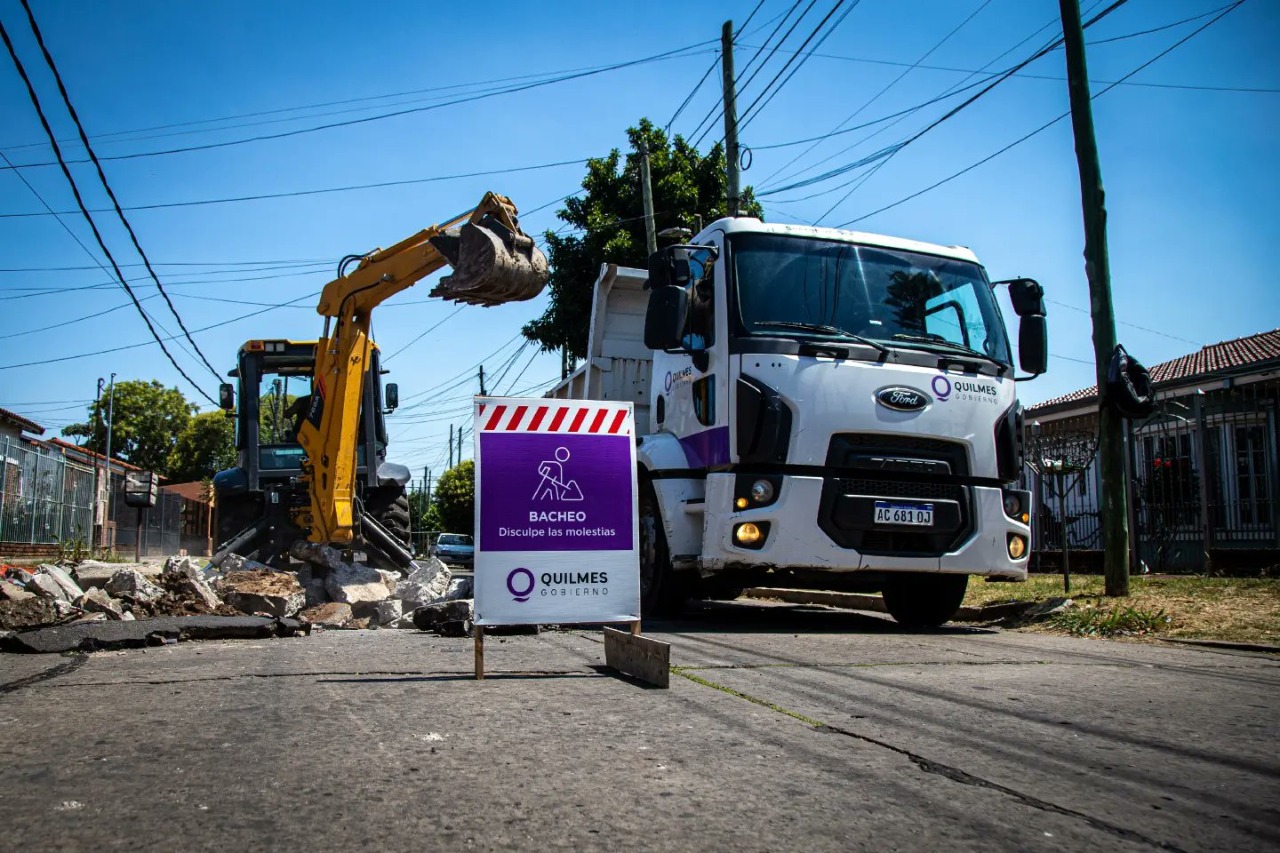 AVANZAN LOS TRABAJOS DE HORMIGÓN Y BACHEO EN QUILMES OESTE Y SOLANO