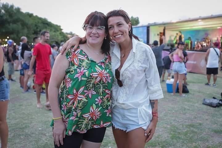 MAYRA Y CIENTOS DE VECINOS DISFRUTARON DEL CAMIÓN CULTURAL