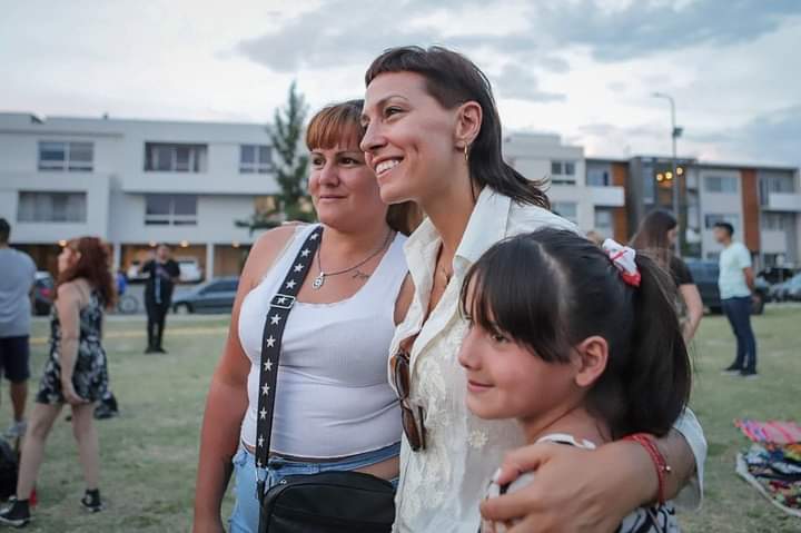 MAYRA Y CIENTOS DE VECINOS DISFRUTARON DEL CAMIÓN CULTURAL