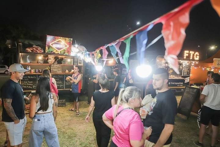 MAYRA Y CIENTOS DE VECINOS DISFRUTARON DEL CAMIÓN CULTURAL