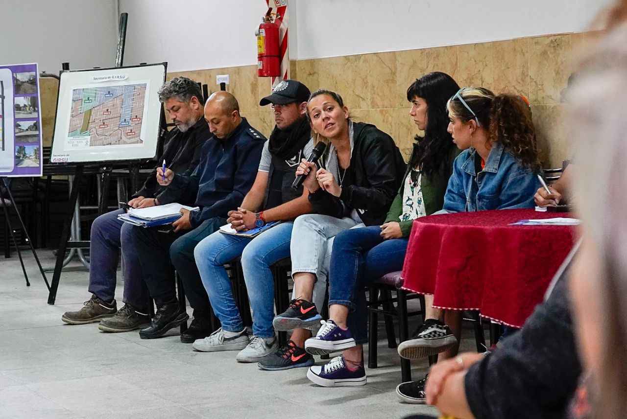 FUNCIONARIOS MUNICIPALES SE REUNIERON CON VECINOS Y VECINAS DE LA FLORIDA