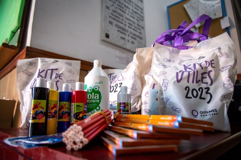 ENTREGA DE ÚTILES ESCOLARES A ESCUELAS PRIMARIAS Y JARDINES DE INFANTES