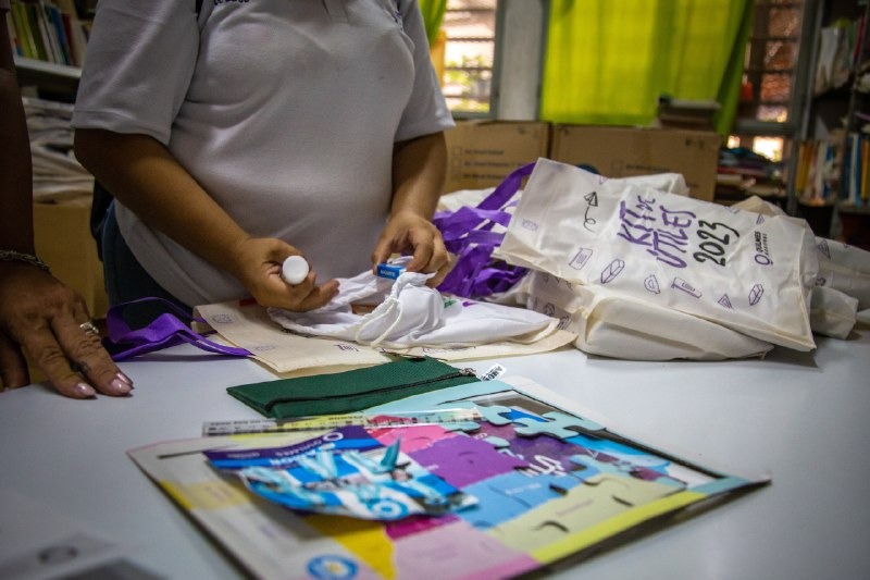 ENTREGA DE ÚTILES ESCOLARES A ESCUELAS PRIMARIAS Y JARDINES DE INFANTES