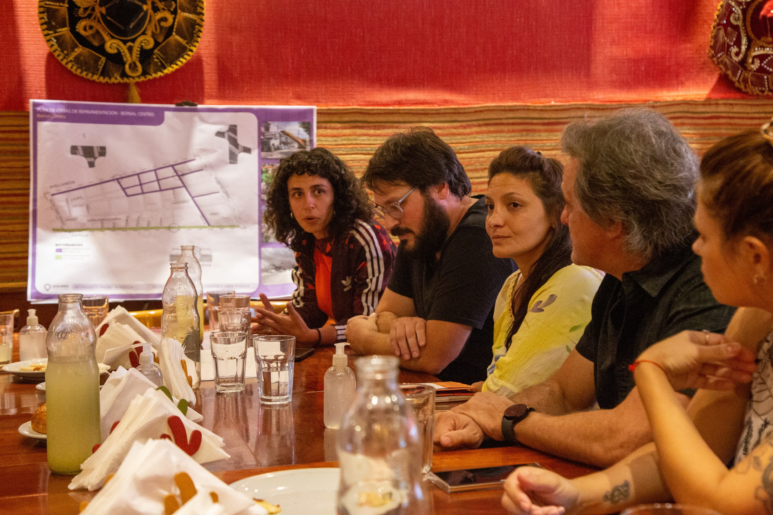 FUNCIONARIOS MUNICIPALES SE REUNIERON CON COMERCIANTES DE BERNAL CENTRO