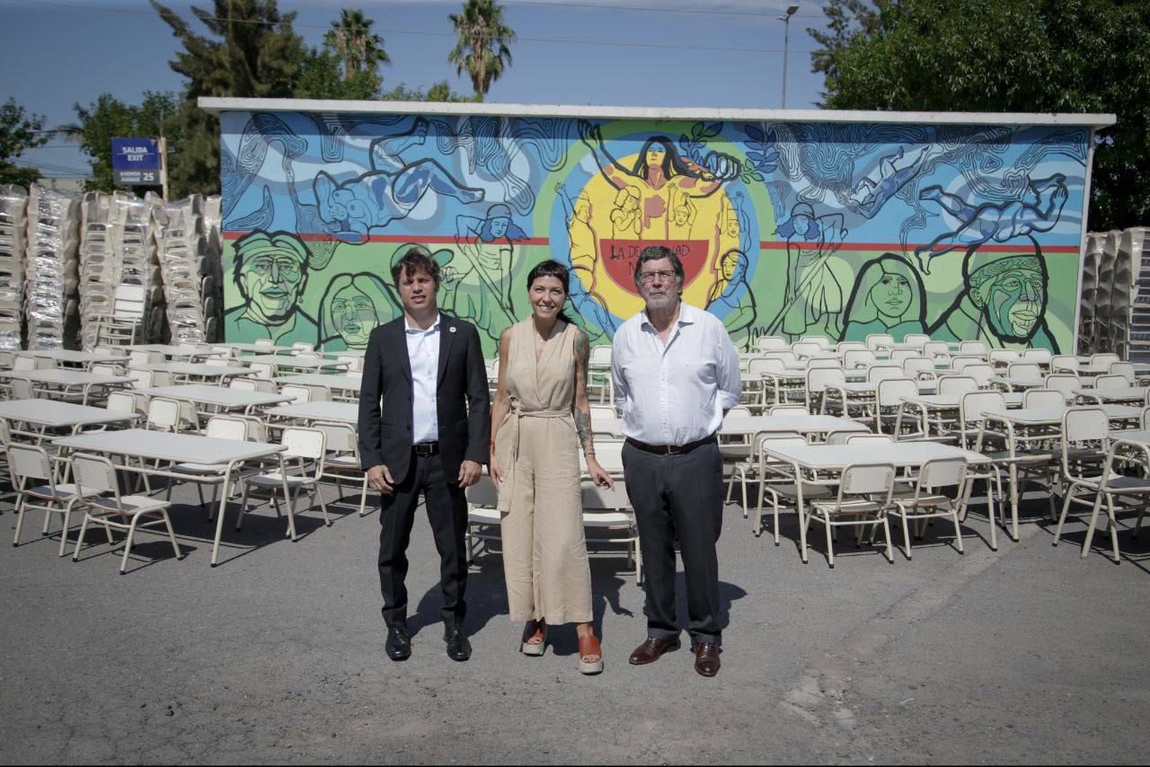 MAYRA MENDOZA JUNTO A AXEL KICILLOF EN ENTREGA DE MOBILIARIO ESCOLAR 