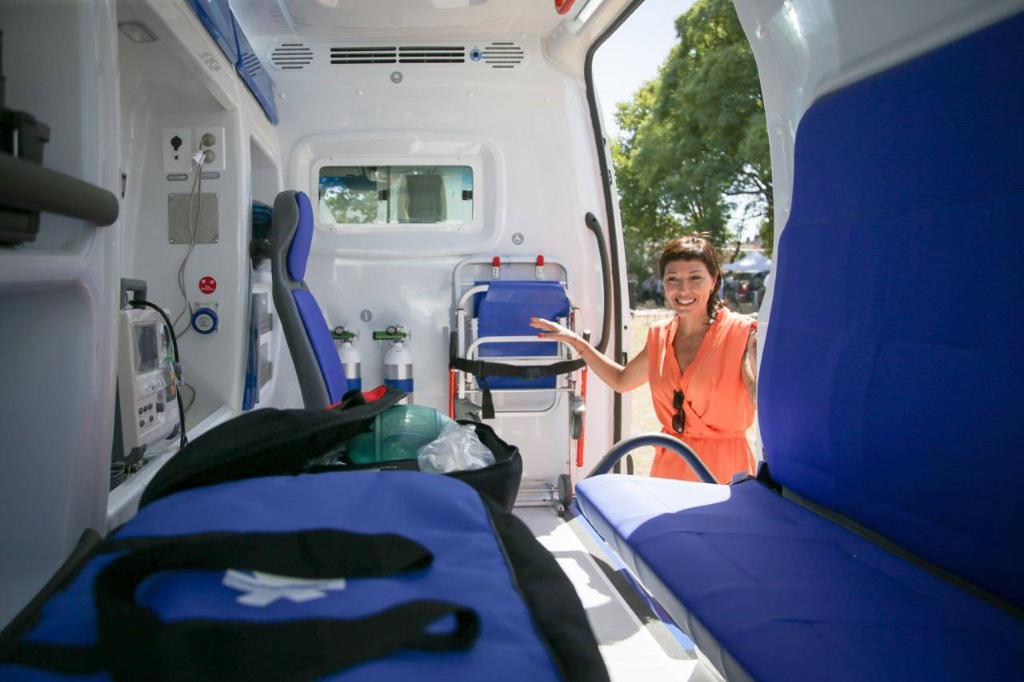 MAYRA JUNTO AL GOBERNADOR KICILLOF EN LA ENTREGA DE 199 NUEVAS AMBULANCIAS 