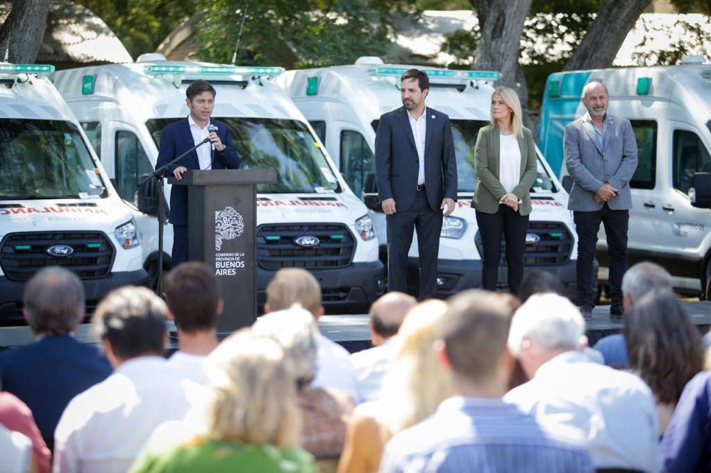MAYRA JUNTO AL GOBERNADOR KICILLOF EN LA ENTREGA DE 199 NUEVAS AMBULANCIAS 