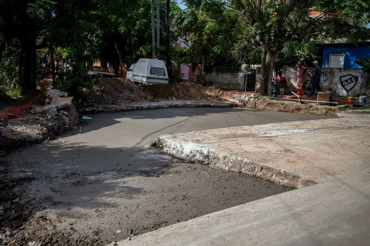 CONTINÚAN LAS OBRAS DE BACHEO EN DISTINTOS BARRIOS DE QUILMES