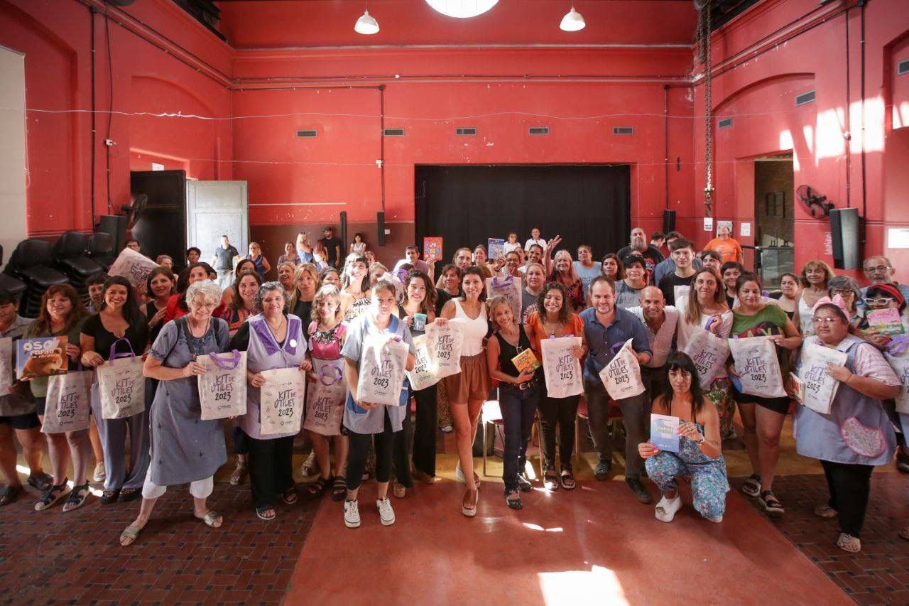 MAYRA ENCABEZÓ LA ENTREGA DE KITS DE ÚTILES A JARDINES COMUNITARIOS 