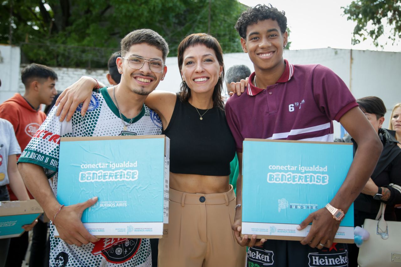 MAYRA ENTREGÓ LAS PRIMERAS 137 NETBOOKS A ESTUDIANTES DE 6º AÑO 