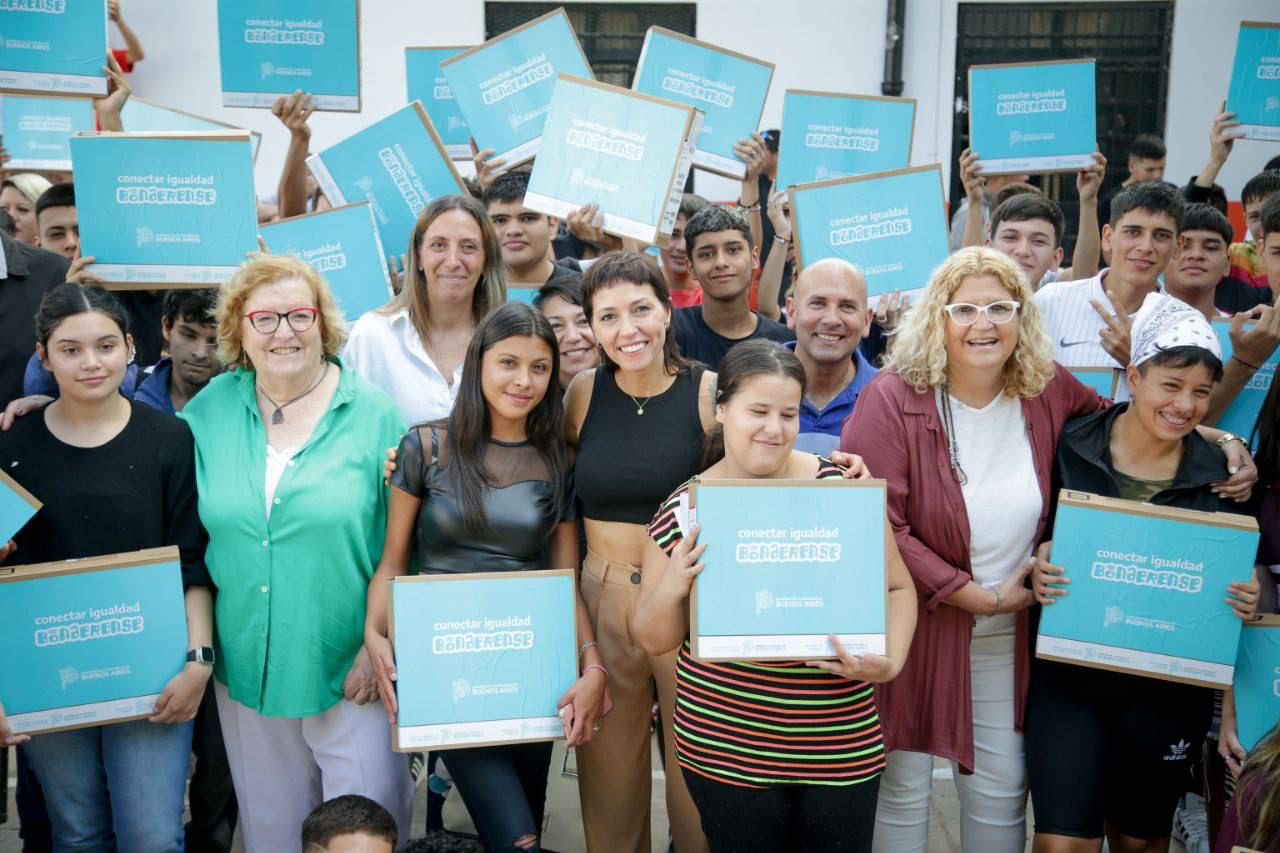 MAYRA ENTREGÓ LAS PRIMERAS 137 NETBOOKS A ESTUDIANTES DE 6º AÑO 