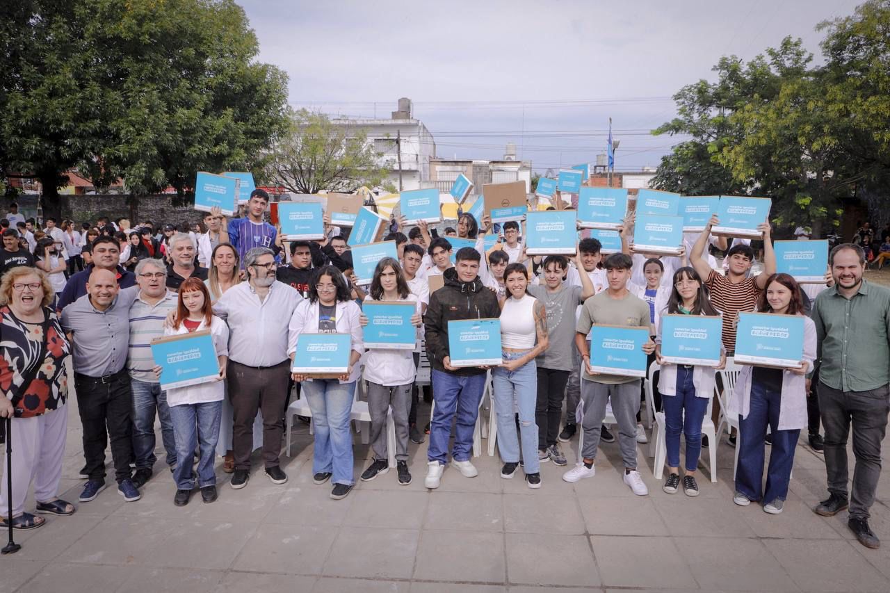 MAYRA ENTREGÓ 170 NETBOOKS A ESTUDIANTES DE LA SECUNDARIA Nº 2 DE SOLANO 