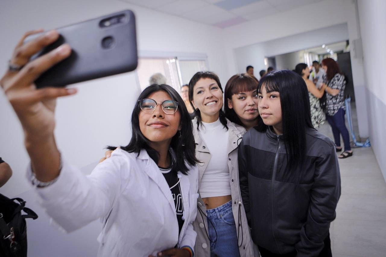MAYRA ENTREGÓ 170 NETBOOKS A ESTUDIANTES DE LA SECUNDARIA Nº 2 DE SOLANO 