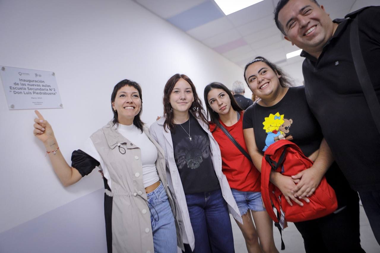 MAYRA ENTREGÓ 170 NETBOOKS A ESTUDIANTES DE LA SECUNDARIA Nº 2 DE SOLANO 