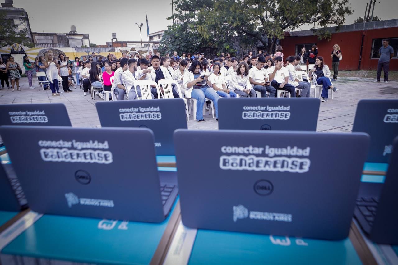 MAYRA ENTREGÓ 170 NETBOOKS A ESTUDIANTES DE LA SECUNDARIA Nº 2 DE SOLANO 