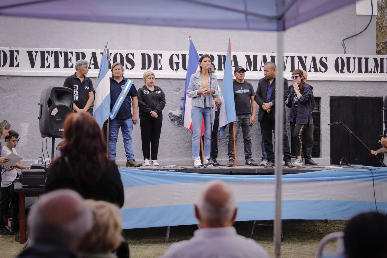 MAYRA JUNTO A VETERANOS DE MALVINAS A 41 AÑOS DE LA GUERRA