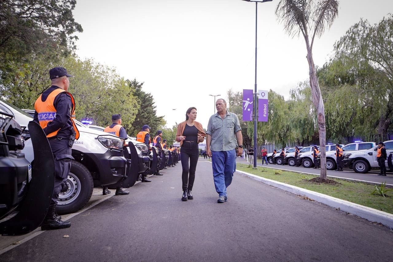 MAYRA MENDOZA Y SERGIO BERNI ENTREGARON 30 NUEVOS PATRULLEROS A LA POLICÍA