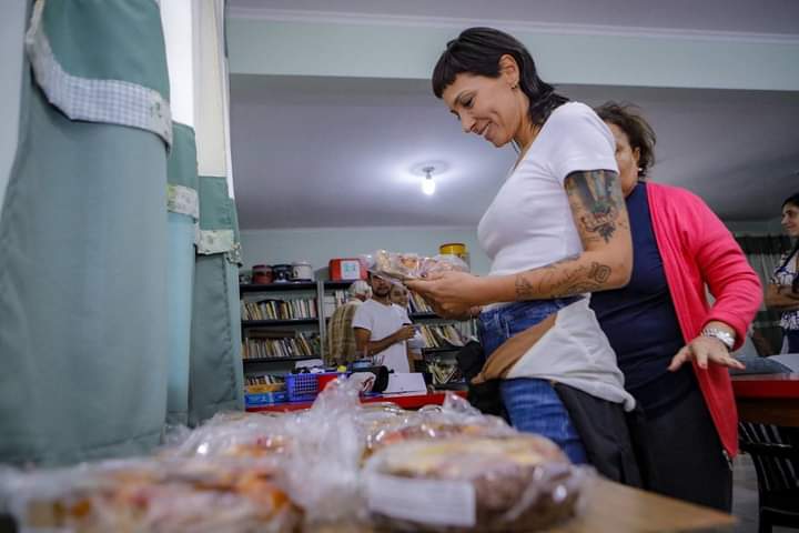 MAYRA VISITÓ LA FUNDACIÓN PROYECTANDO ESPERANZA Y ENTREGÓ ROSCAS DE PASCUA