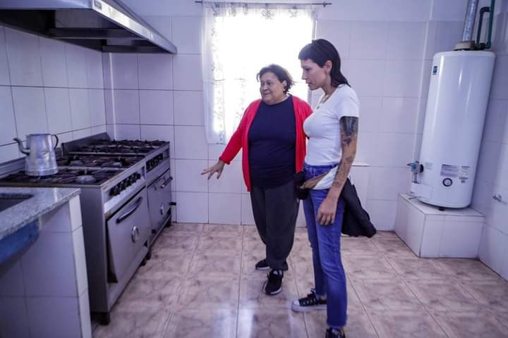 MAYRA VISITÓ LA FUNDACIÓN PROYECTANDO ESPERANZA Y ENTREGÓ ROSCAS DE PASCUA