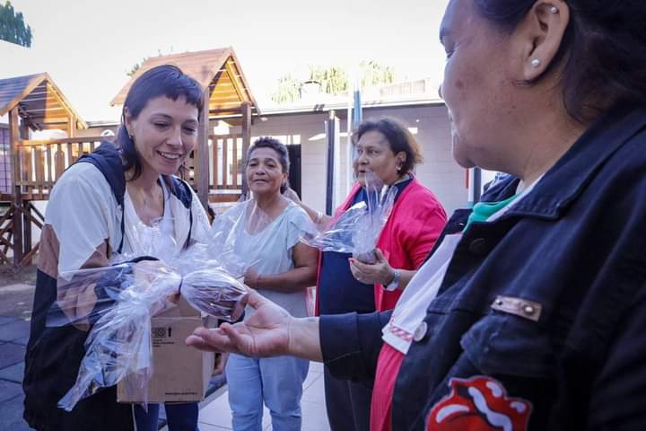 MAYRA VISITÓ LA FUNDACIÓN PROYECTANDO ESPERANZA Y ENTREGÓ ROSCAS DE PASCUA