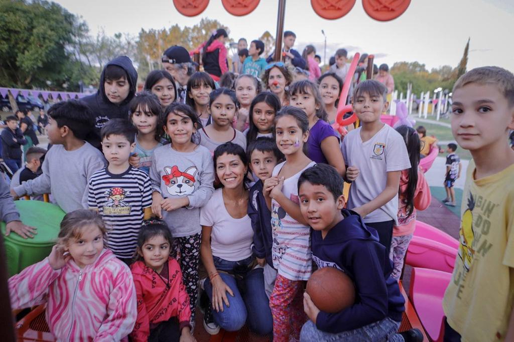 MAYRA INAUGURÓ EL BARCO PIRATA Y FESTEJÓ LAS PASCUAS CON LOS NIÑOS