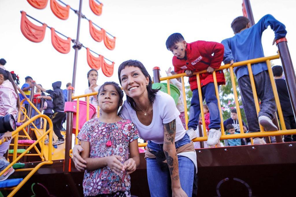 MAYRA INAUGURÓ EL BARCO PIRATA Y FESTEJÓ LAS PASCUAS CON LOS NIÑOS