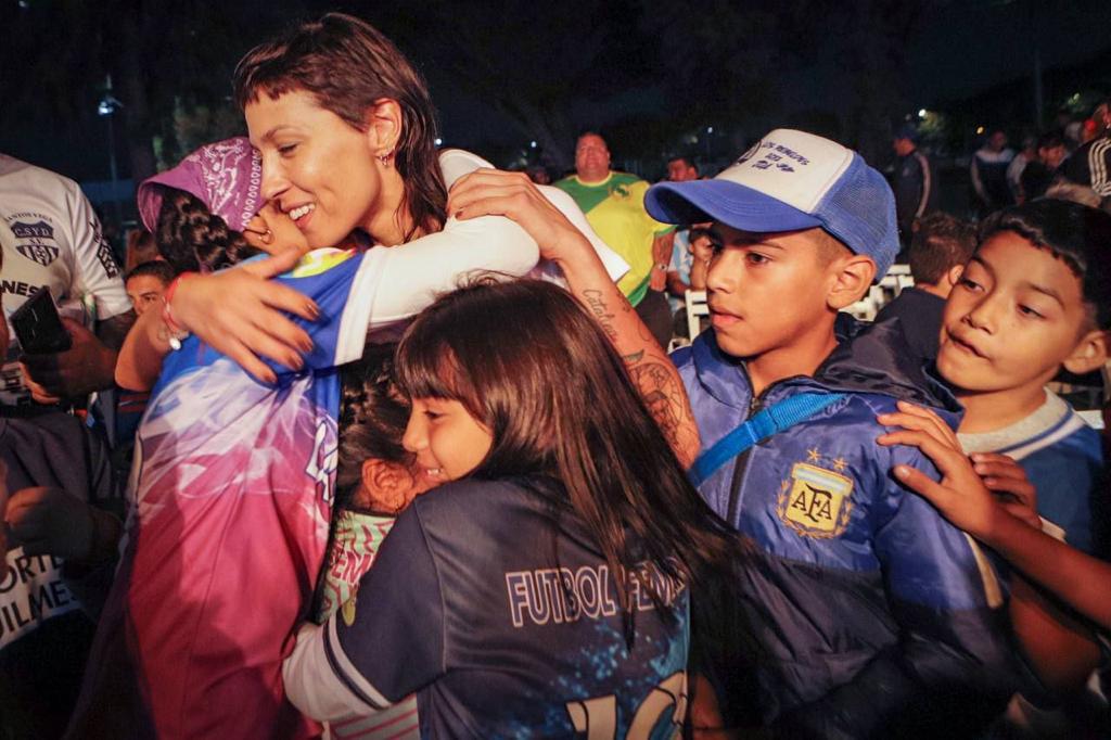 MAYRA ENTREGÓ MATERIAL DEPORTIVO A MÁS DE 90 CLUBES DE BARRIO DE QUILMES