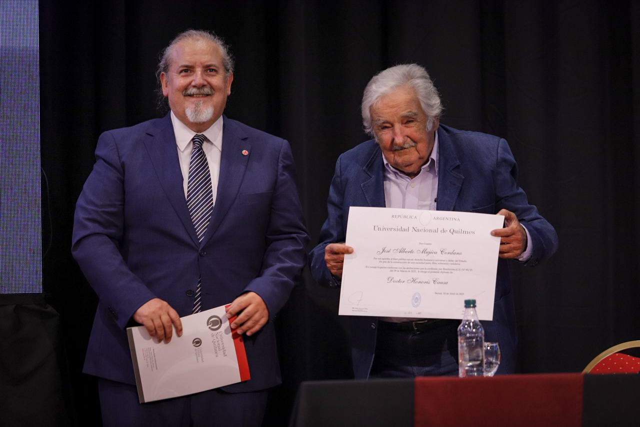  MAYRA ACOMPAÑÓ EL ACTO DE ENTREGA DEL DOCTORADO HONORIS CAUSA A  MUJICA