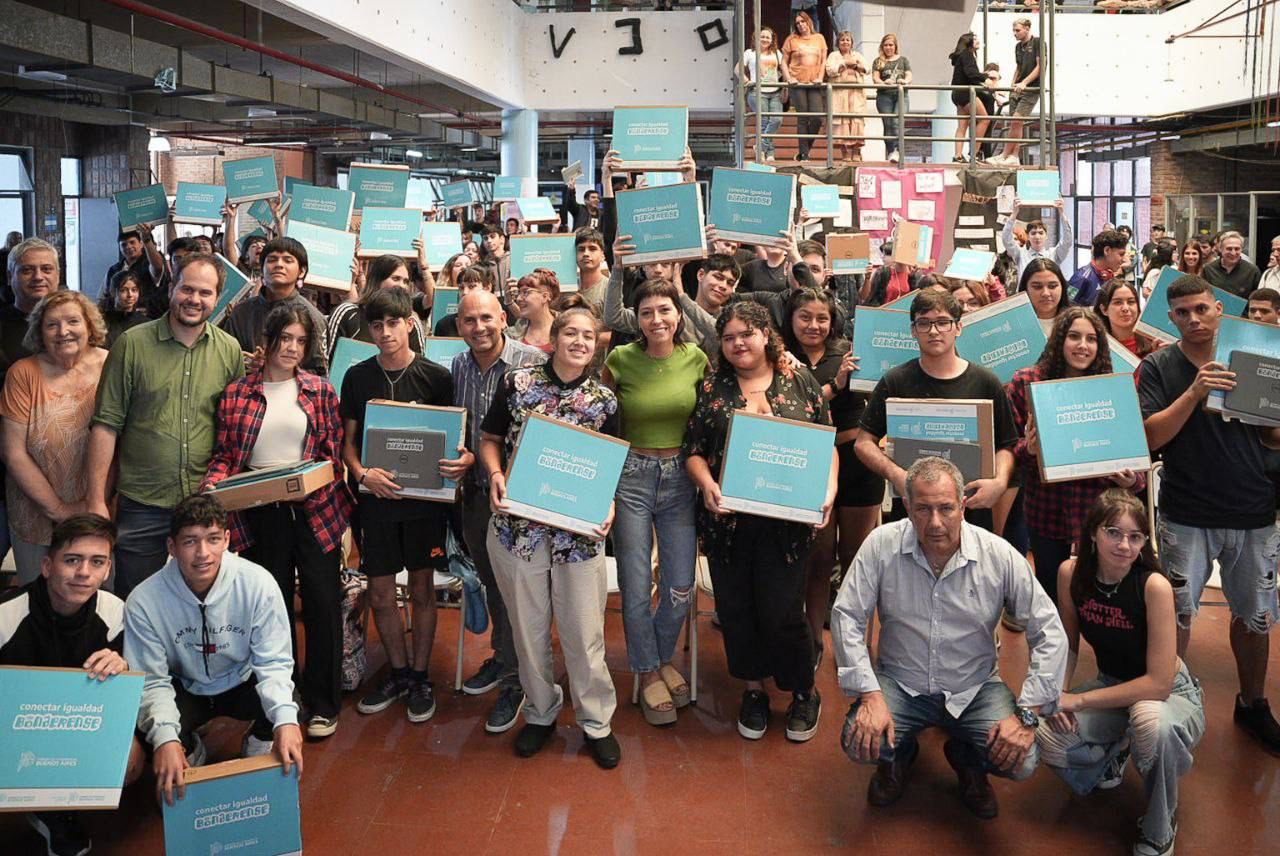  MAYRA ENTREGÓ NETBOOKS A ALUMNOS E INAUGURÓ, AULAS, SALAS y BIBLIOTECA