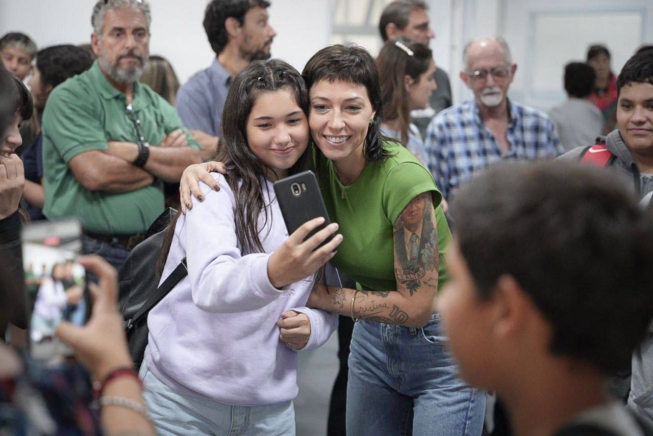  MAYRA ENTREGÓ NETBOOKS A ALUMNOS E INAUGURÓ, AULAS, SALAS y BIBLIOTECA