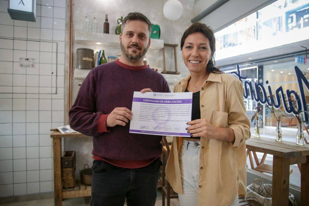 MAYRA ENTREGÓ CERTIFICADOS DE HABILITACIÓN COMERCIAL