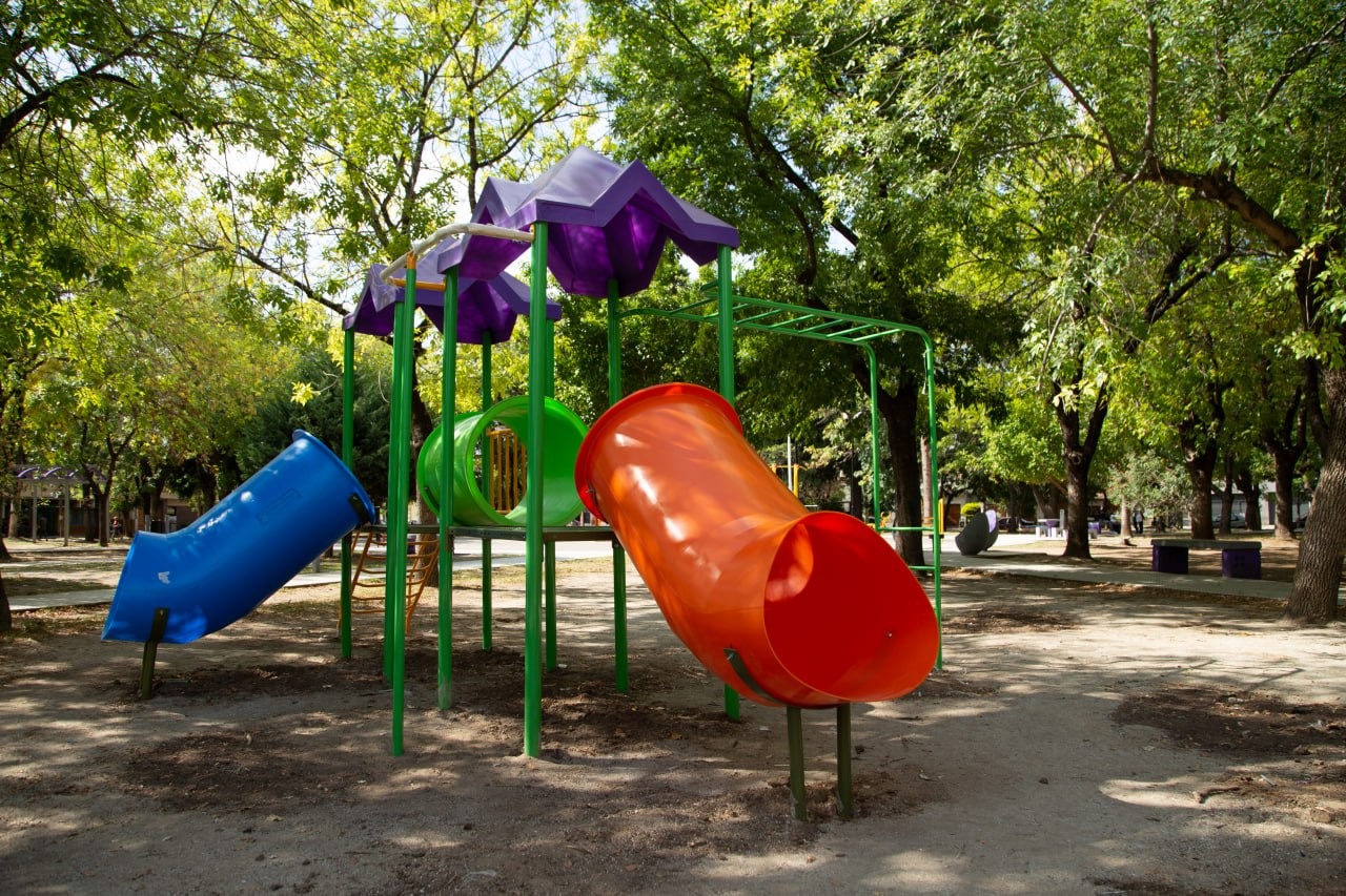CONTINÚAN LA PARQUIZACIÓN E INSTALACIÓN DE JUEGOS EN DISTINTAS EN PLAZAS 