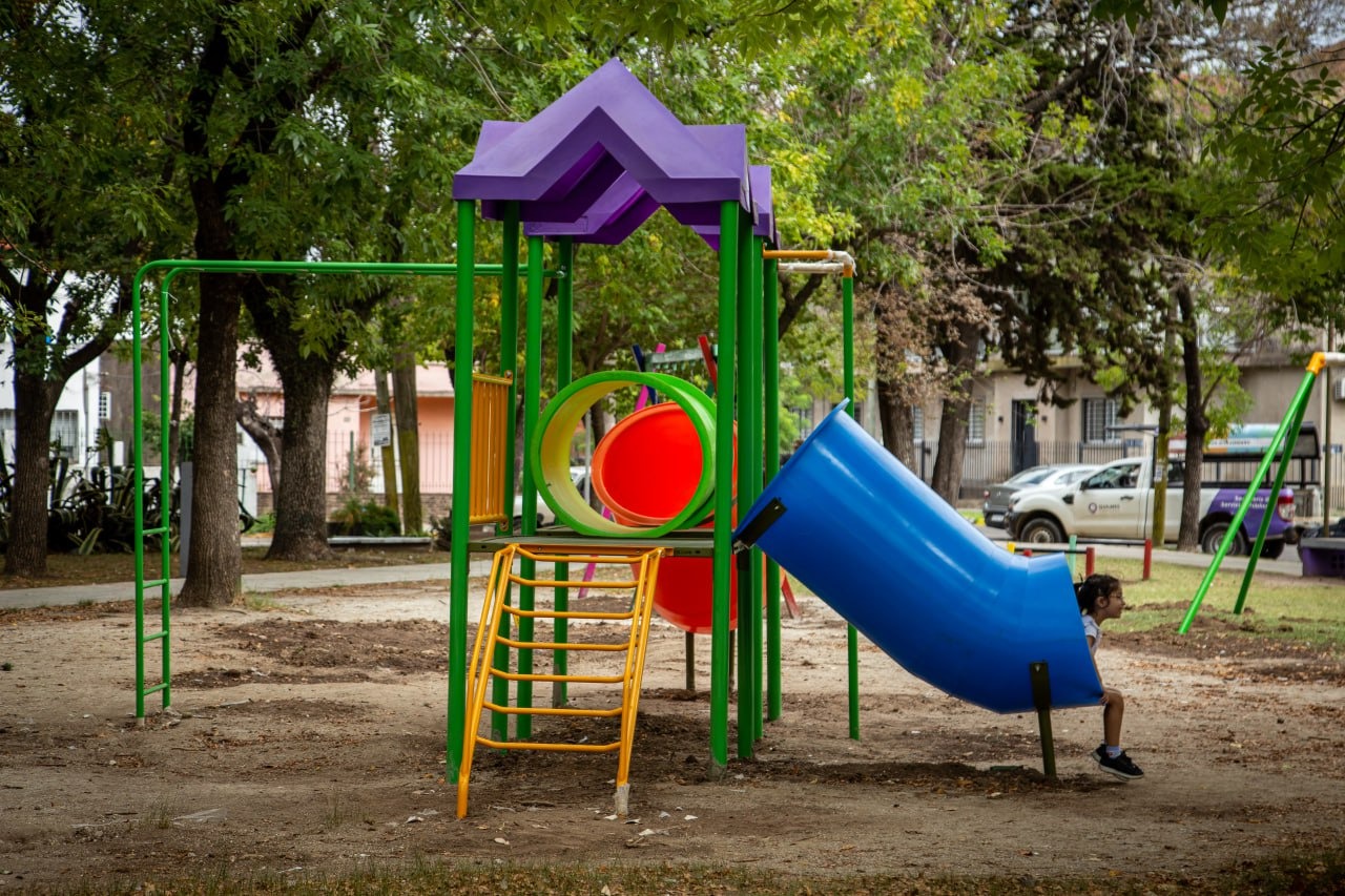 CONTINÚAN LA PARQUIZACIÓN E INSTALACIÓN DE JUEGOS EN DISTINTAS EN PLAZAS 