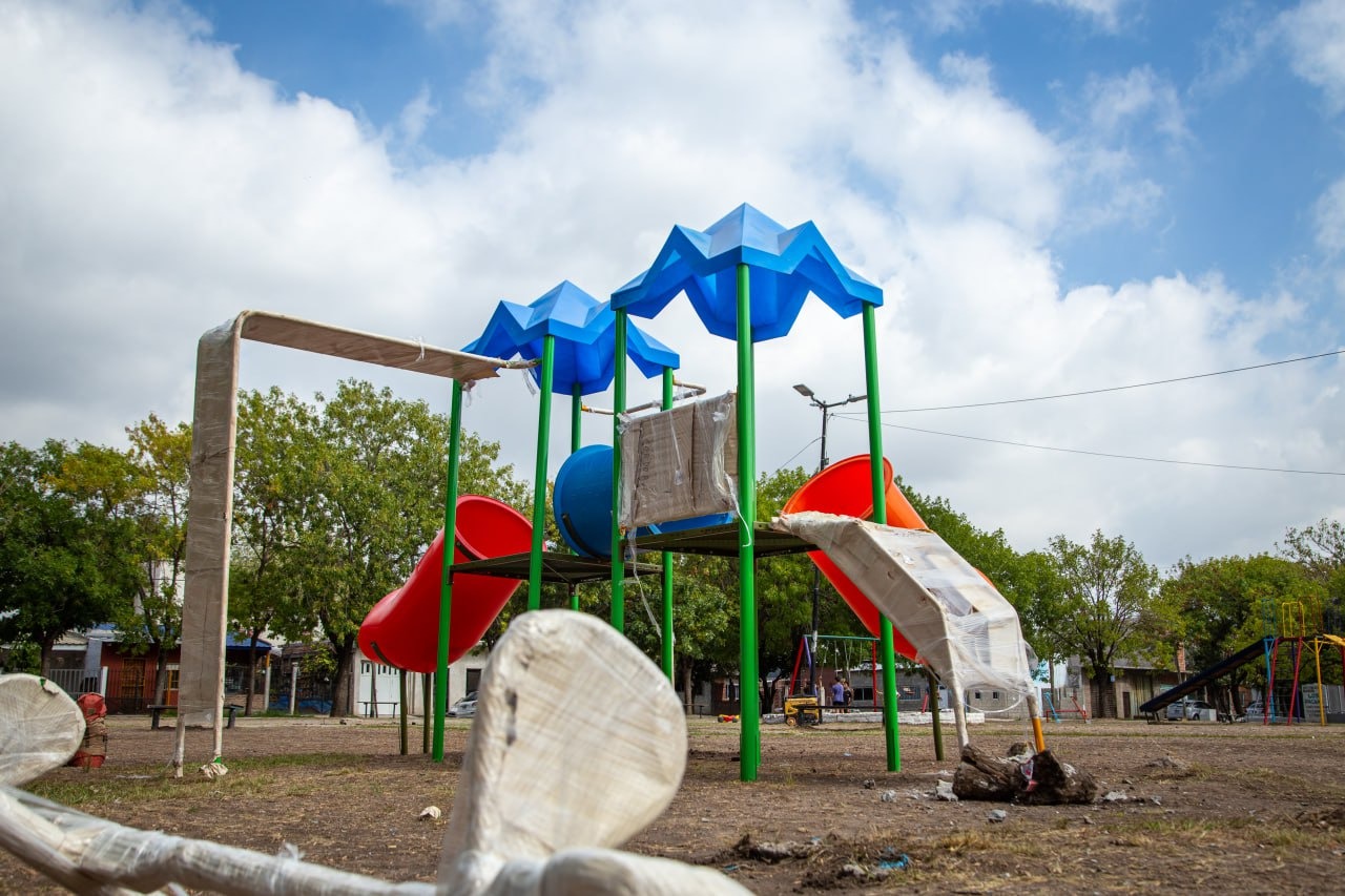CONTINÚAN LA PARQUIZACIÓN E INSTALACIÓN DE JUEGOS EN DISTINTAS EN PLAZAS 