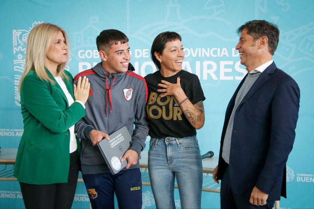  MAYRA MENDOZA Y EL GOBERNADOR KICILLOF ENTREGARON NETBOOKS A ESTUDIANTES