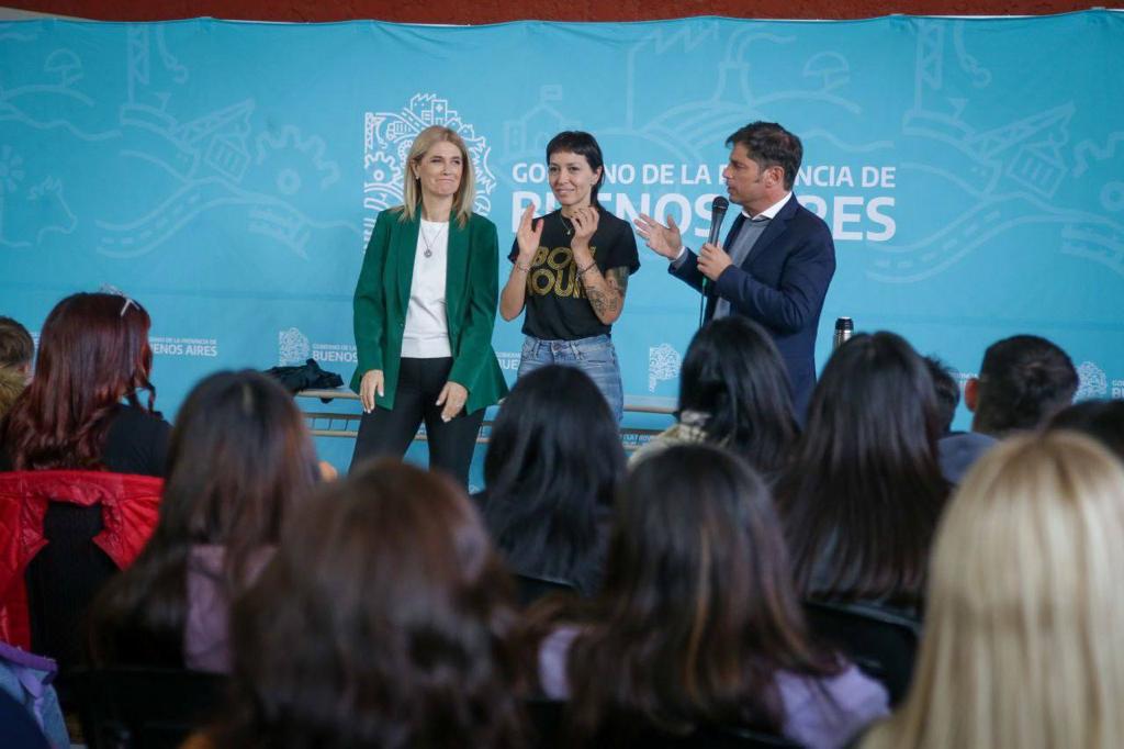  MAYRA MENDOZA Y EL GOBERNADOR KICILLOF ENTREGARON NETBOOKS A ESTUDIANTES