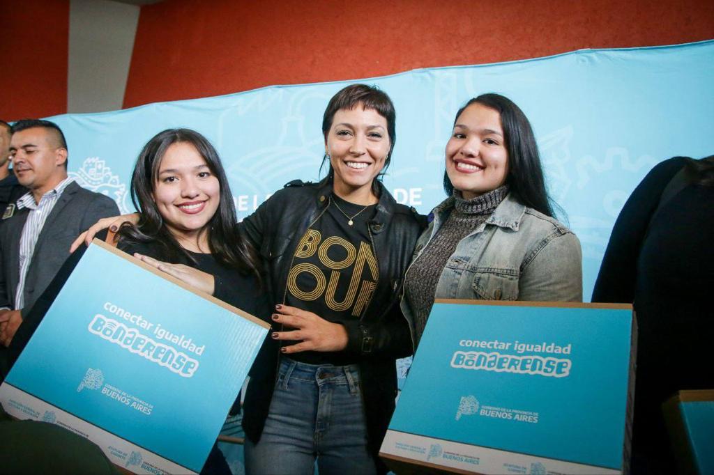  MAYRA MENDOZA Y EL GOBERNADOR KICILLOF ENTREGARON NETBOOKS A ESTUDIANTES