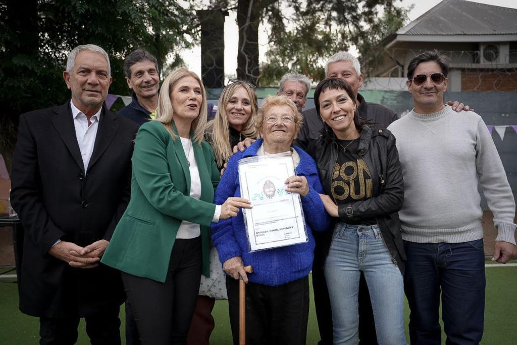 MAYRA, MAGARIO Y EL MINISTRO ALAK ENTREGARON 226 TÍTULOS DE VIVIENDA 