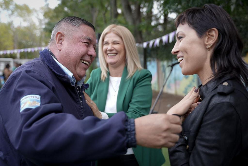 MAYRA, MAGARIO Y EL MINISTRO ALAK ENTREGARON 226 TÍTULOS DE VIVIENDA 