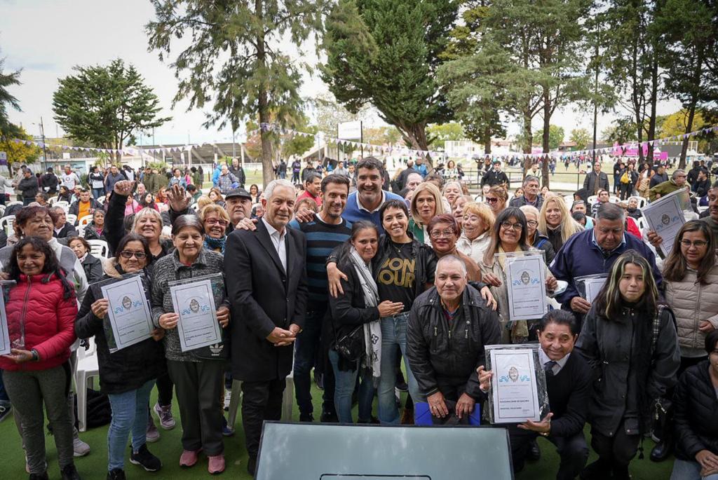 MAYRA, MAGARIO Y EL MINISTRO ALAK ENTREGARON 226 TÍTULOS DE VIVIENDA 