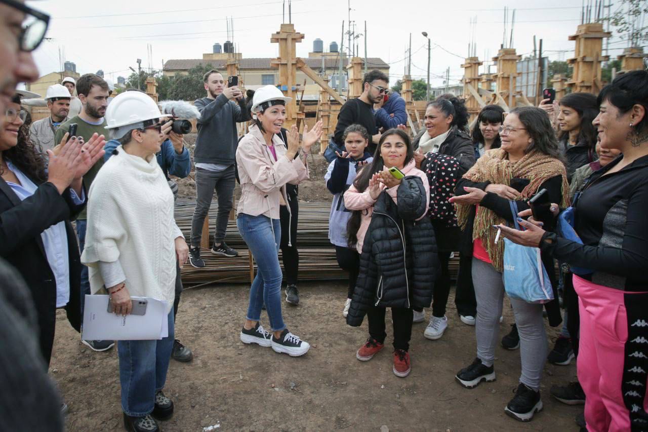 MAYRA Y EL MINISTRO SIMONE RECORRIERON LA OBRA DE VIVIENDAS EN FRATTASI